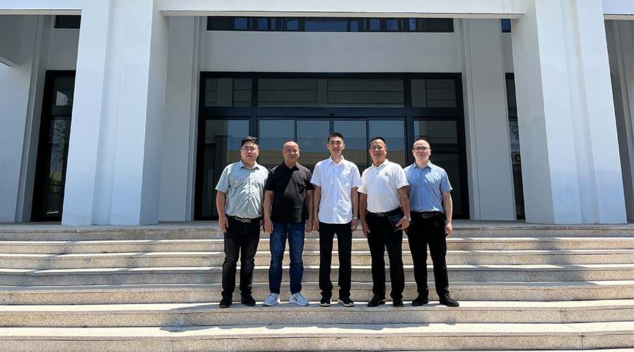 巨奧科技與江山歐派木門負(fù)責(zé)人合影